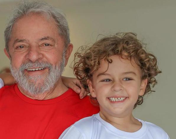Lula sale de prisión por primera vez para entierro de su nieto