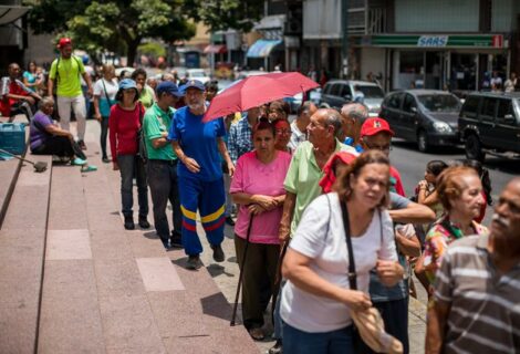 Largas filas fueron protagonistas en Caracas por la ayuda humanitaria
