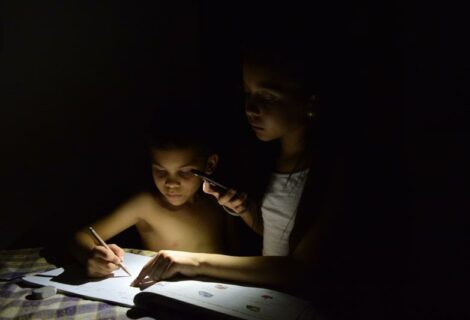 Empresas extranjeras prometen a Guaidó apoyo para atajar la crisis eléctrica