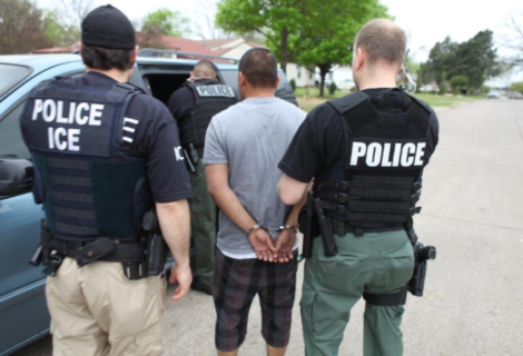 Inmigración de EE.UU. reduce arrestos y deportaciones por crisis fronteriza