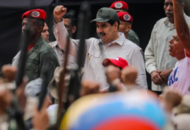 EE.UU. dice que Maduro caería si su entorno cubano saliera de Venezuela
