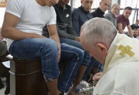 El papa lavó los pies a doce presos y les animó a "hermanarse" entre sí