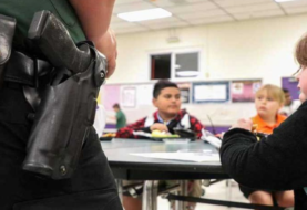 Aprueban ley para que maestros de Florida puedan ir armados a las escuelas