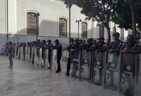 Fuerte presencia policial en Asamblea venezolana por presunta alerta de bomba