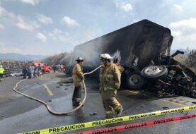 Mueren 21 personas en un choque entre autobús y camión en el este de México