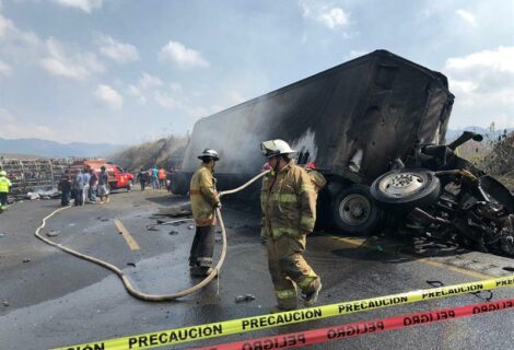 Mueren 21 personas en un choque entre autobús y camión en el este de México