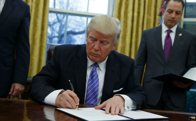 Trump firmará declaración para imponer aranceles a México