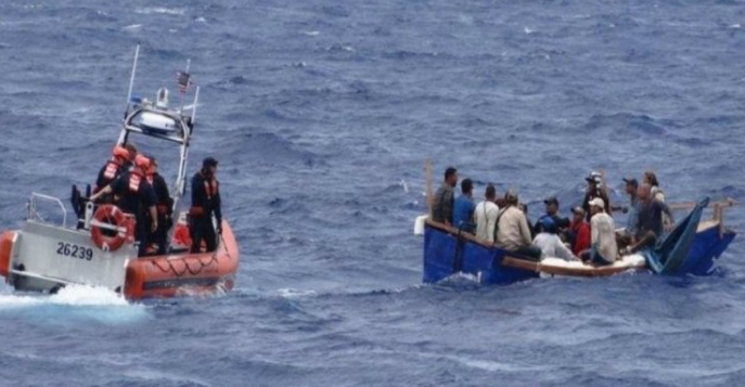 Guardia Costera rescata a seis cubanos en bote a remos en Cayos de Florida
