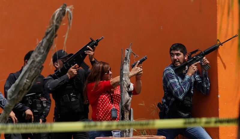 Asesinato de policía desata un fuerte tiroteo en el oeste de México