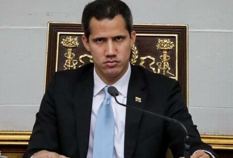 Guaidó pregunta a militares si Maduro saldrá "por las buenas o por las malas"