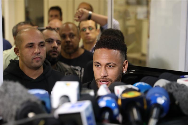 Neymar declara a la Policía en caso por violación
