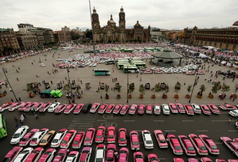 Taxistas protestan contra plataformas de transporte en México