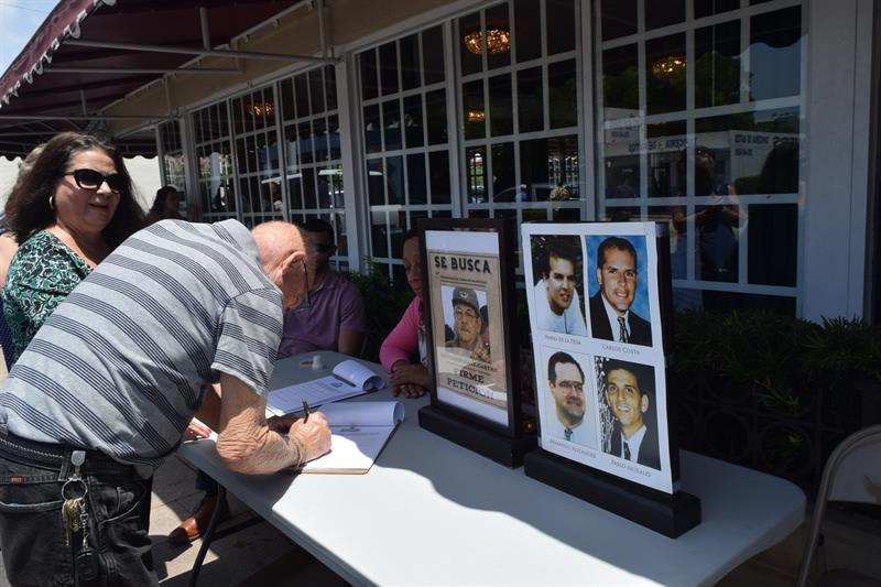 Un grupo del exilio cubano recoge firmas en Miami para juzgar a Raúl Castro