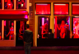Alcaldía de Ámsterdam propone cerrar el Barrio Rojo por acoso a prostitutas