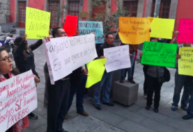 Exempleados de Notimex protestan ante Palacio Nacional de México por despidos