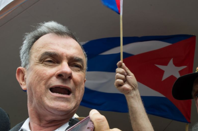 Líder del exilio cubano afronta deportación tras más de 50 años en EE.UU.
