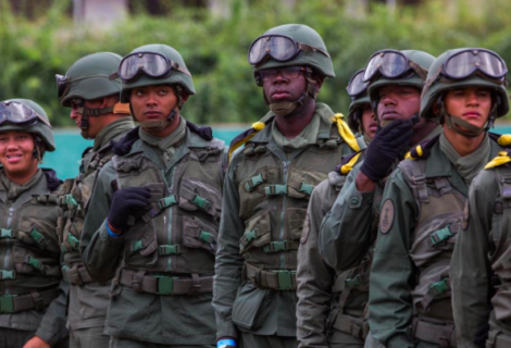 Panamá revela que aloja a 16 militares venezolanos en su embajada en Caracas