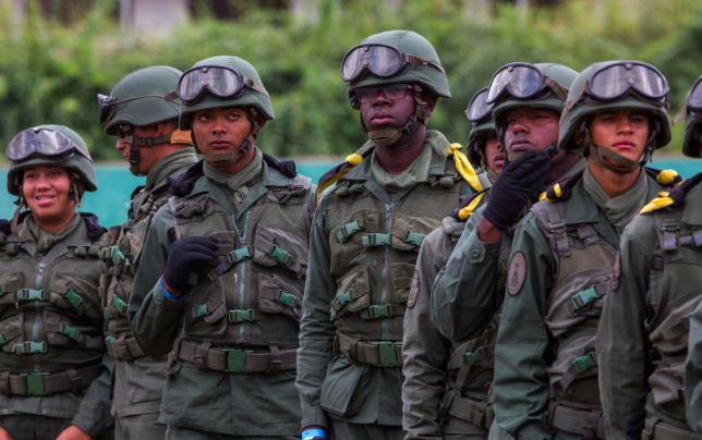 Panamá revela que aloja a 16 militares venezolanos en su embajada en Caracas