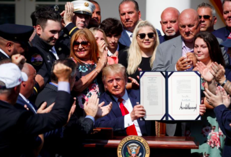 Trump firma ley para financiar los cuidados médicos de los "héroes" del 11-S