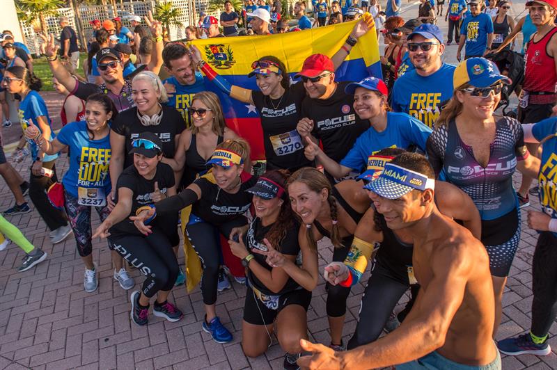 Corren en Miami miles de personas para recaudar fondos hacia Venezuela