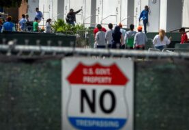 Legisladores inspeccionan centro de detención de niños migrantes en Florida