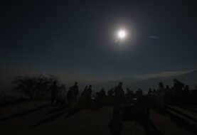Santiago se paraliza para mirar al cielo y presenciar el eclipse solar