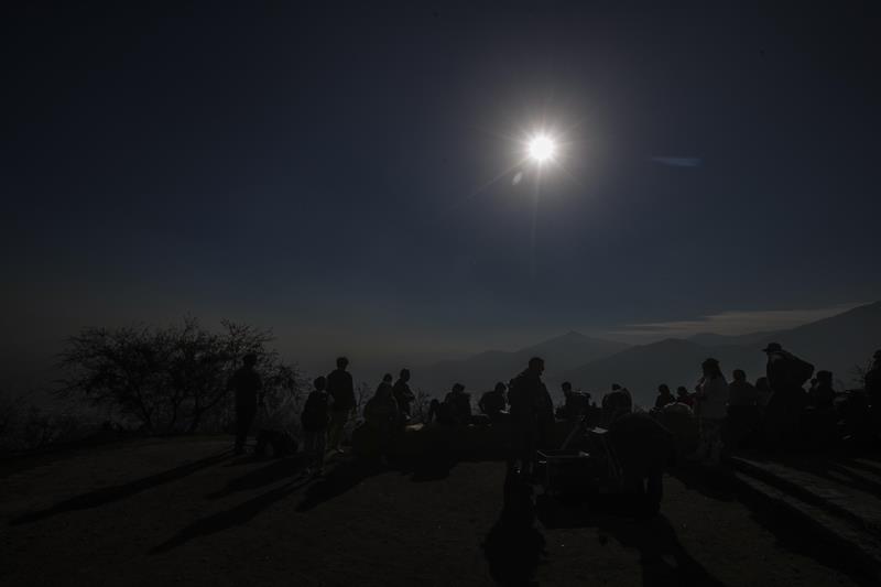 Santiago se paraliza para mirar al cielo y presenciar el eclipse solar