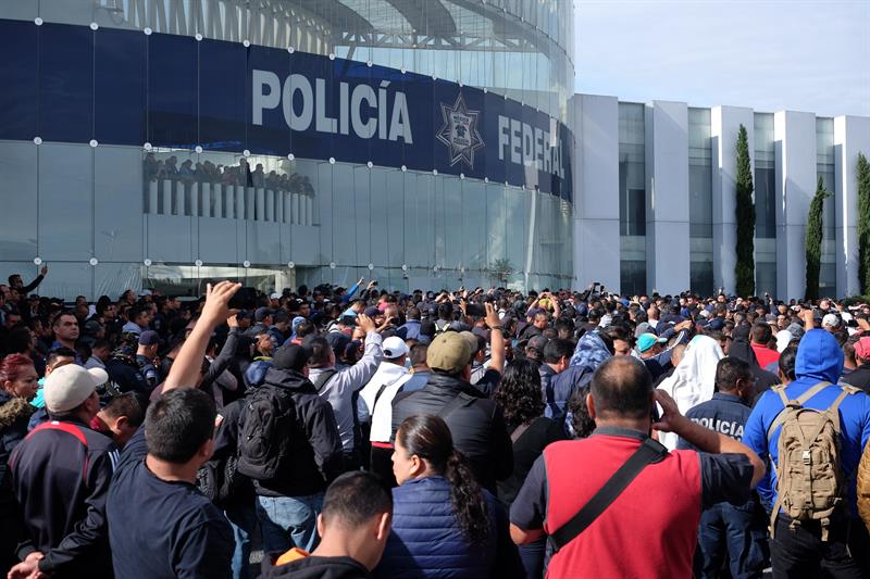 Policías se manifiestan contra la Guardia Nacional en la Ciudad de México