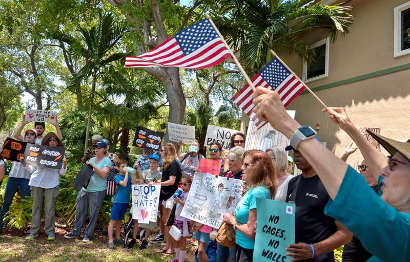 Madres urgen al senador Rubio a hablar de menores migrantes detenidos en EEUU