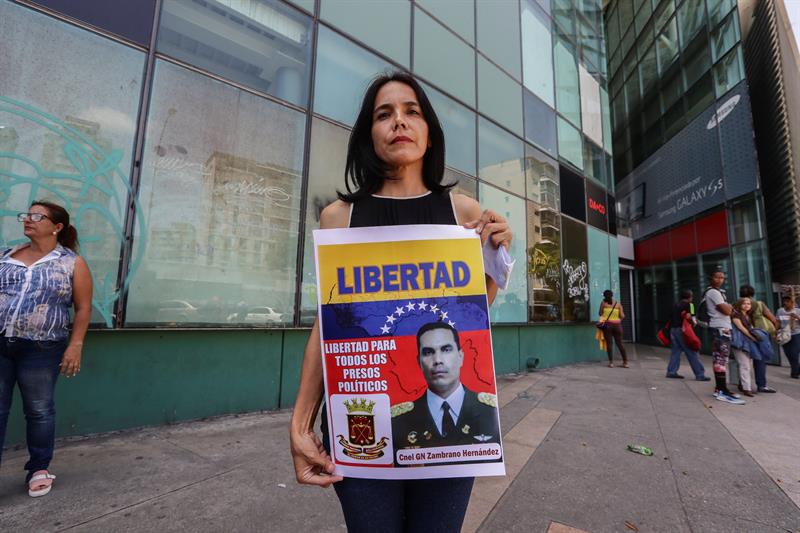 Presos políticos de Venezuela protestan tras muerte de militar detenido