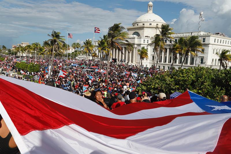 Manifestantes protestan por cuarto día seguido contra gobernador Puerto Rico