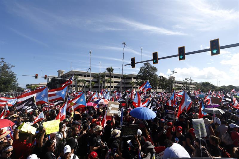 Manifestantes y artistas vuelven a exigir renuncia de gobernador de P.Rico  (