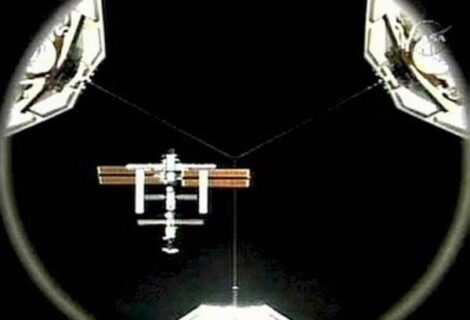 Astronautas instalan nueva escotilla en la Estación Espacial Internacional