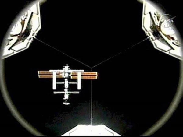 Astronautas instalan nueva escotilla en la Estación Espacial Internacional