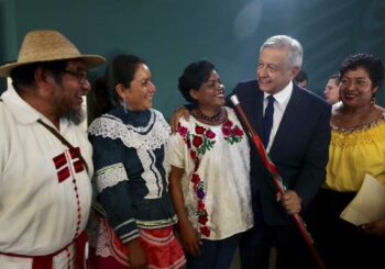  Indígenas mexicanos entregan a presidente propuesta de reforma constitucional