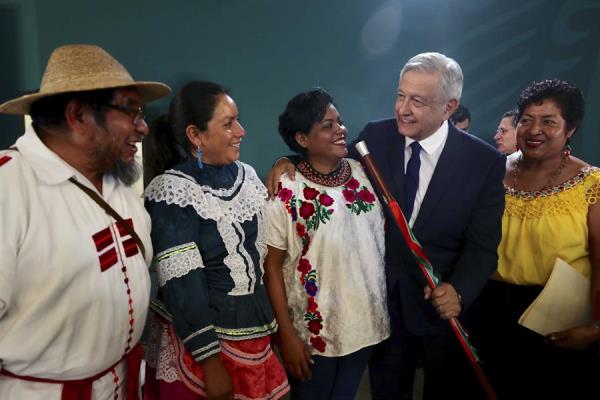  Indígenas mexicanos entregan a presidente propuesta de reforma constitucional
