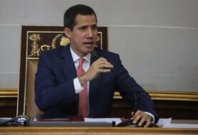 Guaidó se mantiene en el Parlamento con "ofensiva política" en reserva
