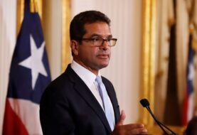 Nuevo gobernador de Puerto Rico asume su cargo pero la incertidumbre persiste