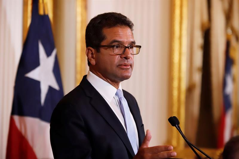 Nuevo gobernador de Puerto Rico asume su cargo pero la incertidumbre persiste