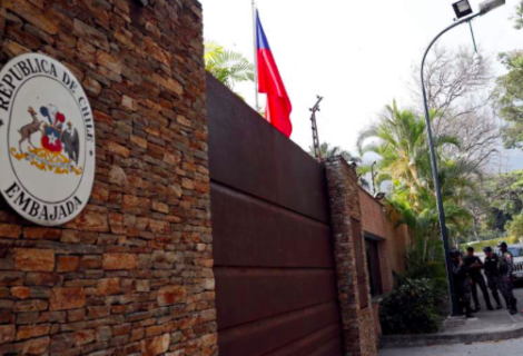Asesor de Guaidó acusado por Fiscalía entra como huésped en embajada de Chile