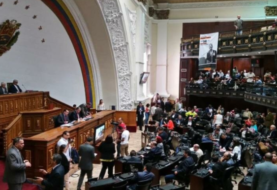 Maduro confirma que diputados chavistas vuelven este martes al Parlamento