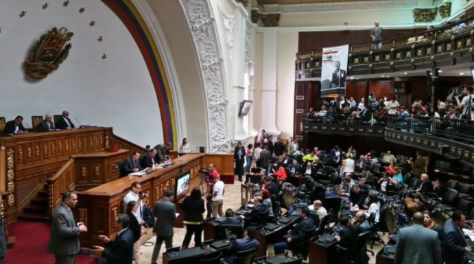 Maduro confirma que diputados chavistas vuelven este martes al Parlamento