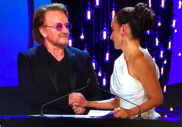 Bono de U2 entrega el Premio Donostia a Penélope Cruz y causa el delirio