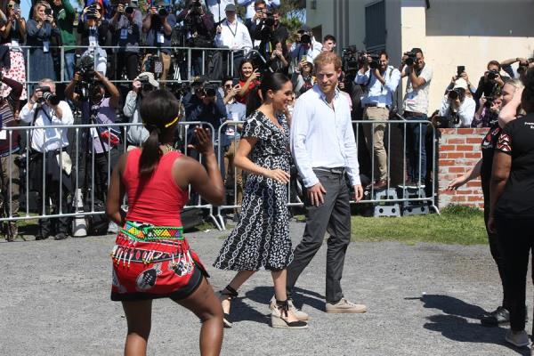 Los duques de Sussex inician en Sudáfrica su primer viaje oficial con su bebé