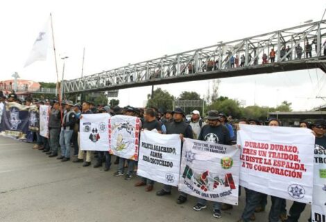 Policías federales bloquean aeropuerto de México reclamando indemnizaciones