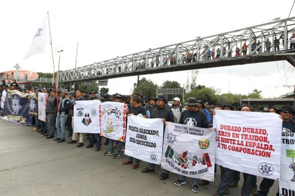 Policías federales bloquean aeropuerto de México reclamando indemnizaciones