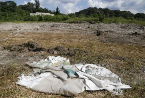Hallazgo de fosa con 44 cadáveres agudiza crisis forense en oeste de México