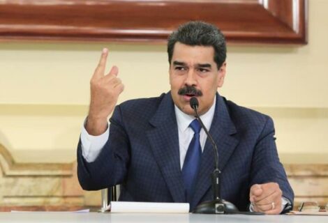 Maduro evalúa elevar penas por "traición a la patria"