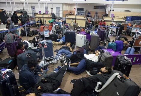 Cientos de viajeros atrapados en el aeropuerto de Santiago