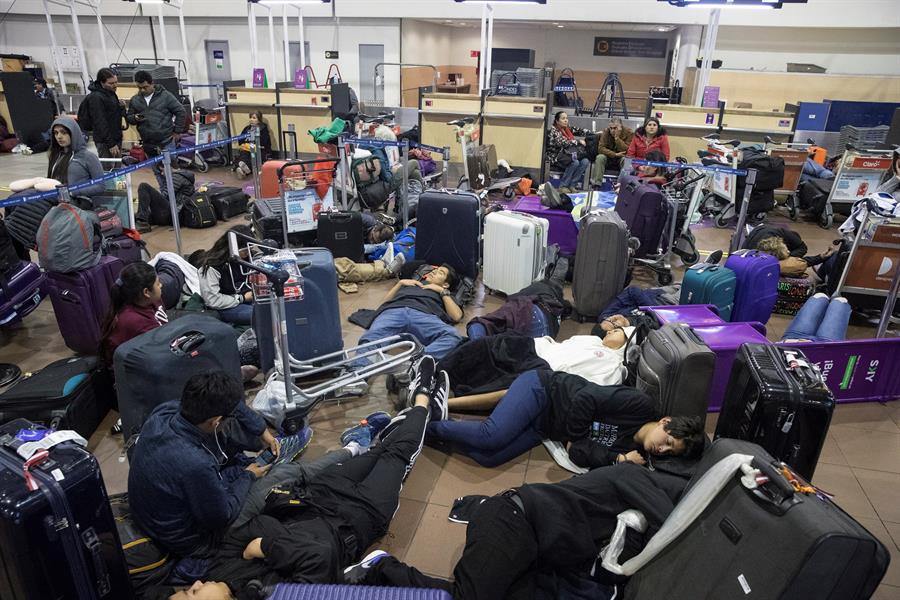 Cientos de viajeros atrapados en el aeropuerto de Santiago